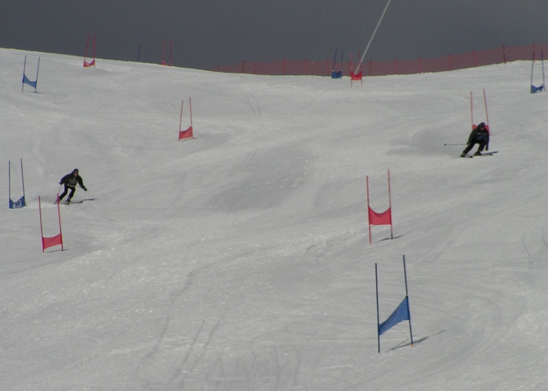 Włochy, 2006.02.19-25 089.jpg - Kto zwycięży w tym morderczym slalomie?! Hermann czy Alberto?!